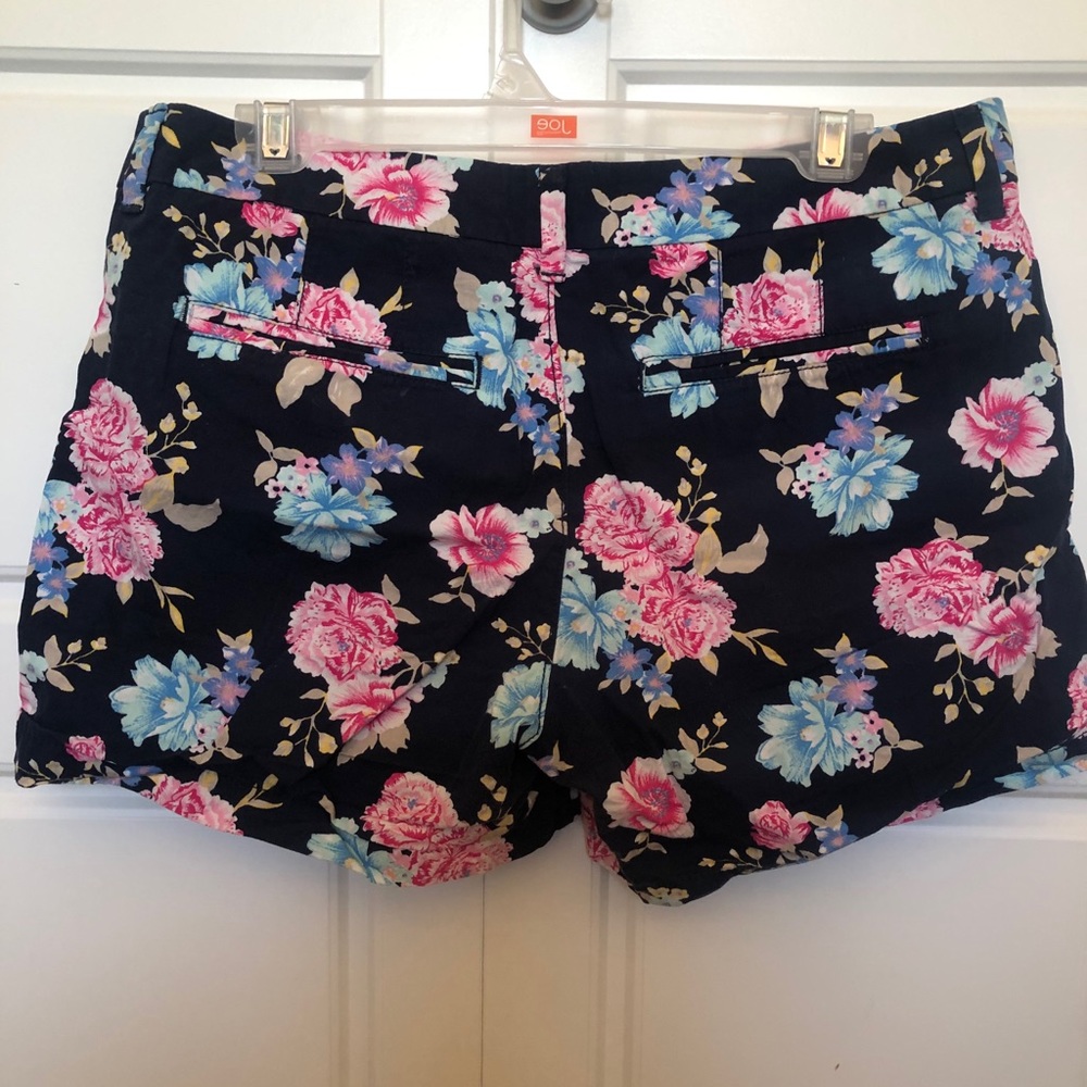 Floral Patterned Shorts - Picture 3 of 5